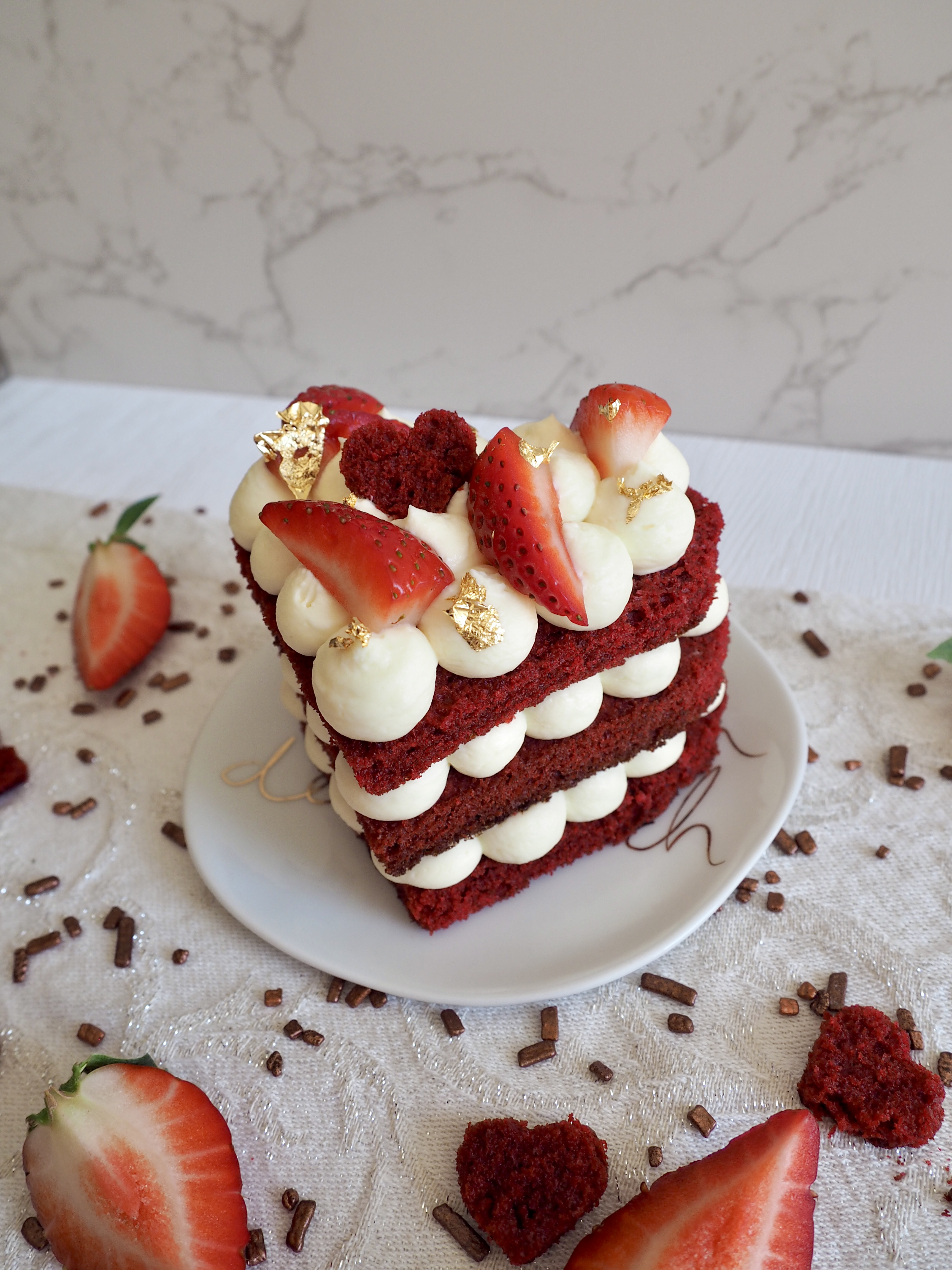 Valentinstagstörtchen – Weiße Schokolade trifft Red Velvet Cake