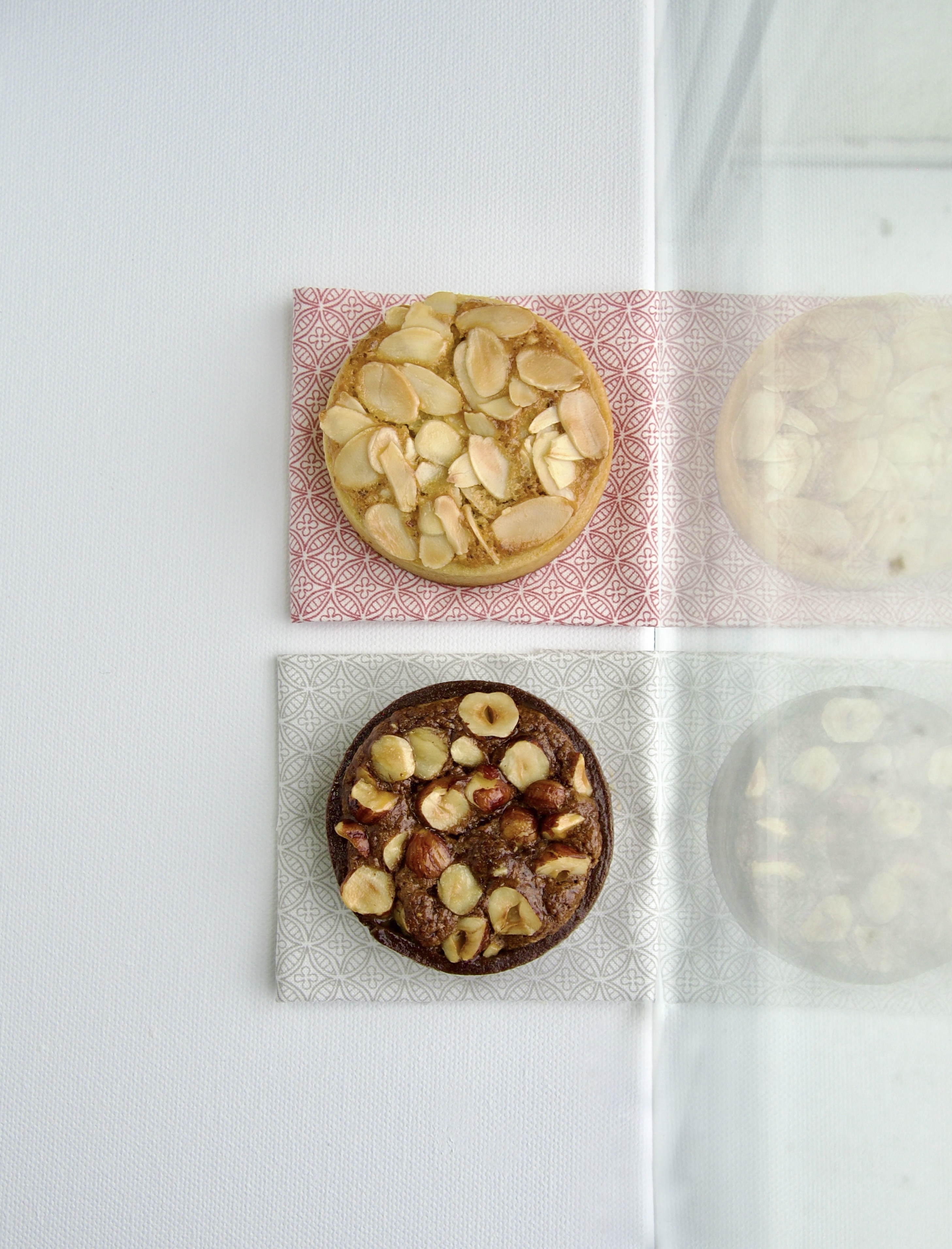 Mandel-Marille- und Haselnuss-Himbeertartelettes