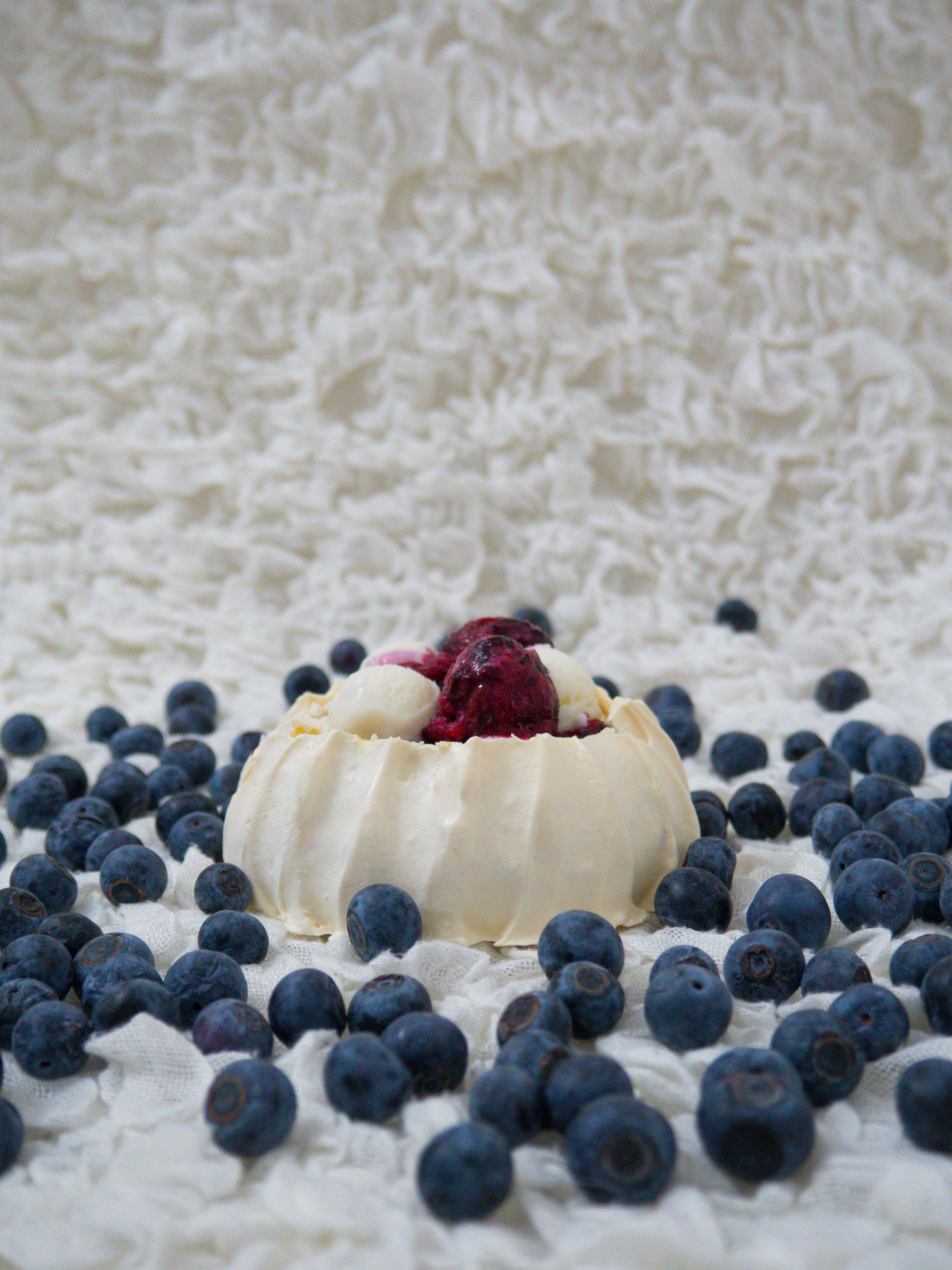 Pavlova mit Heidelbeer-Minzeis und Kokoseis