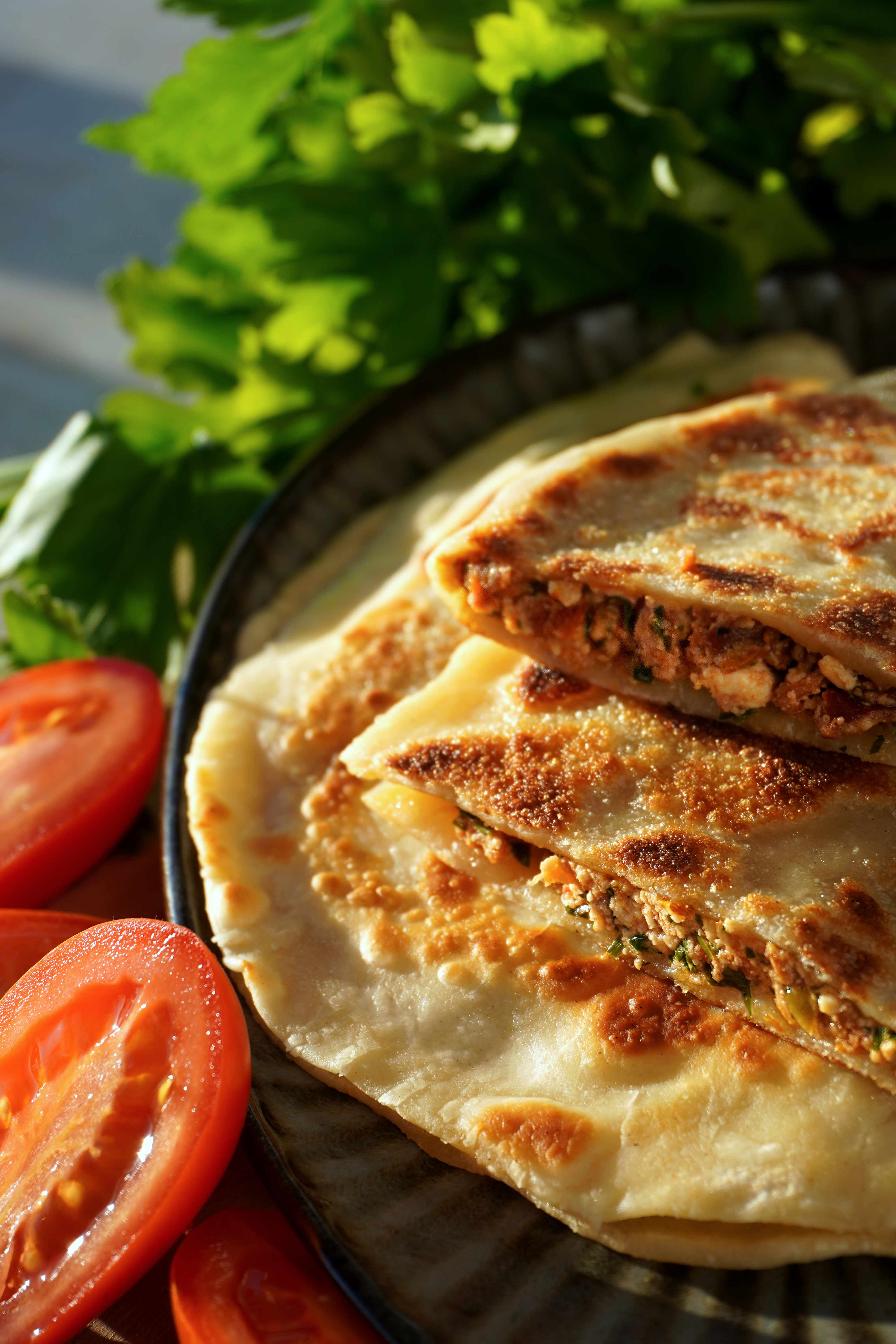Handbrot mit Tomaten-Fetafüllung